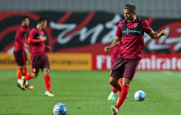 那个15年前身披红围巾的娃娃，今夜代表国足首发