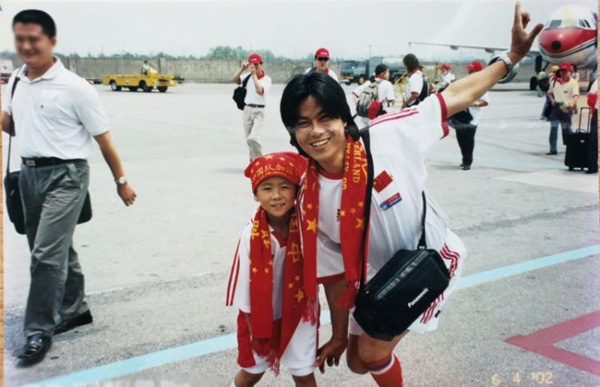 那个15年前身披红围巾的娃娃，今夜代表国足首发