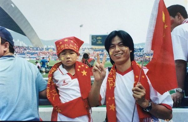 那个15年前身披红围巾的娃娃，今夜代表国足首发