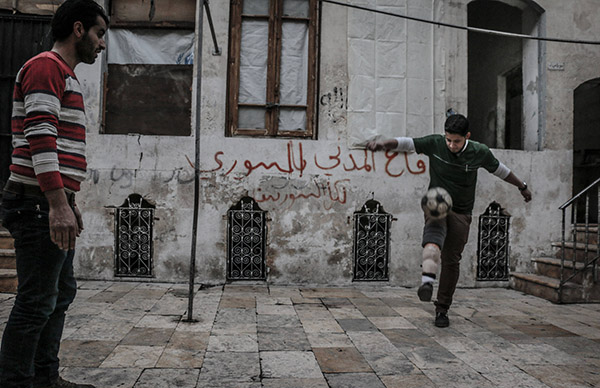 BBC探访阿富汗叙利亚足球：球员重伤丧命，但联赛从未止步