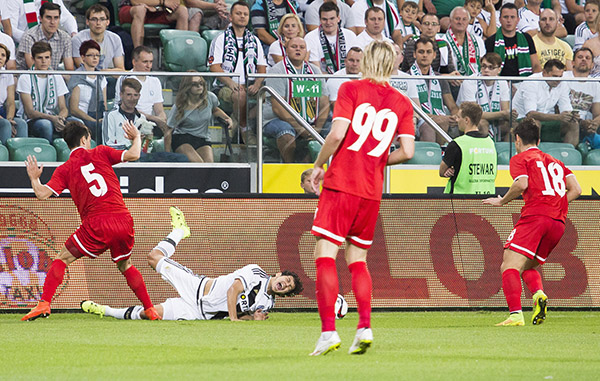 BBC探访阿富汗叙利亚足球：球员重伤丧命，但联赛从未止步