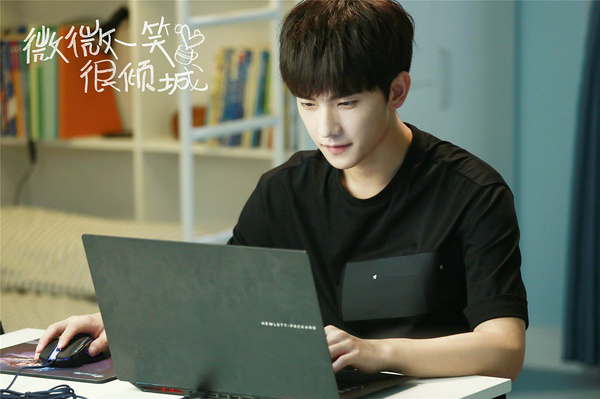 《微微一笑很倾城》：90后为何钟爱“舔屏剧”、“甜宠剧”