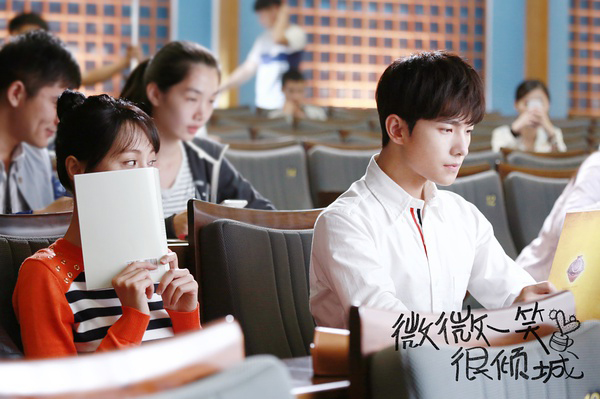 《微微一笑很倾城》：90后为何钟爱“舔屏剧”、“甜宠剧”