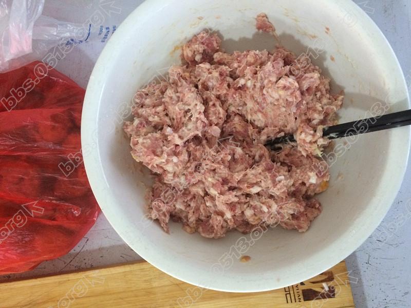 准备好肉末。放入盐、鸡精、2个鸡蛋、料酒、葱、