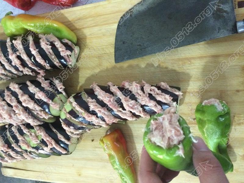 把茄子切好缝，把馅塞进去