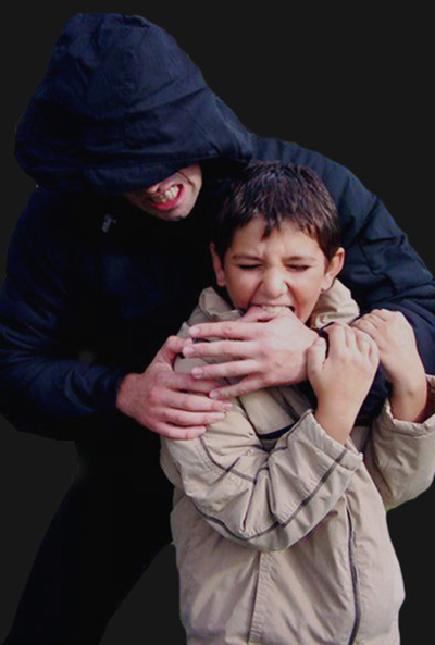 除了不随便和陌生人说话外，孩子还应学会哪些安全技巧？