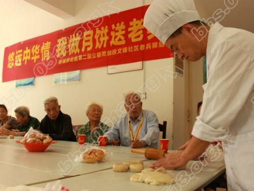 悠远中华拥军情 我做月饼送老兵2 (2)_meitu_1.jpg