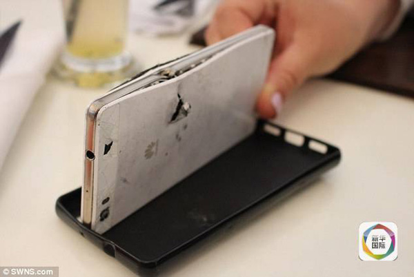 南非商人遇劫遭枪击，中国产智能手机挡弹救命