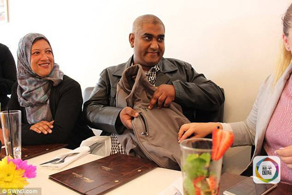 南非商人遇劫遭枪击，中国产智能手机挡弹救命