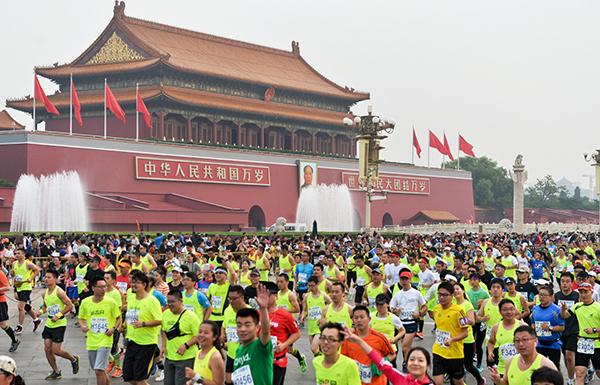 北京马拉松17日清晨鸣枪，澎湃全程直播带你“亲临”现场