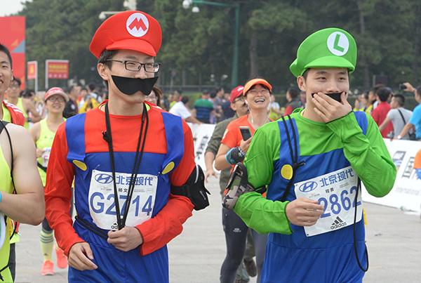 北京马拉松17日清晨鸣枪，澎湃全程直播带你“亲临”现场