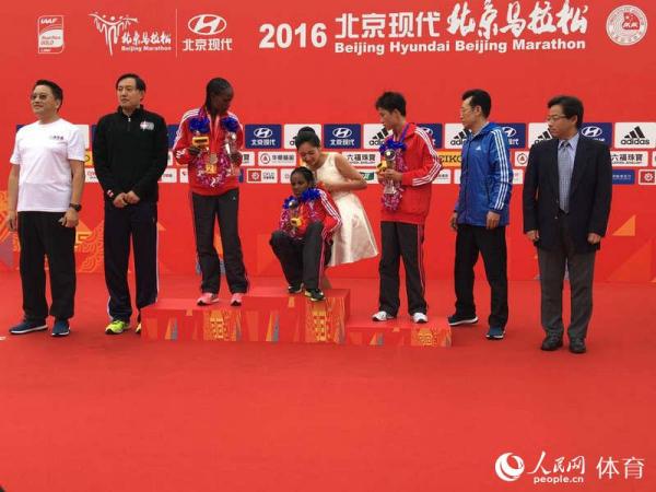 北马今年总算不缺水了，但起跑处明显的尿骚味谁能解释？