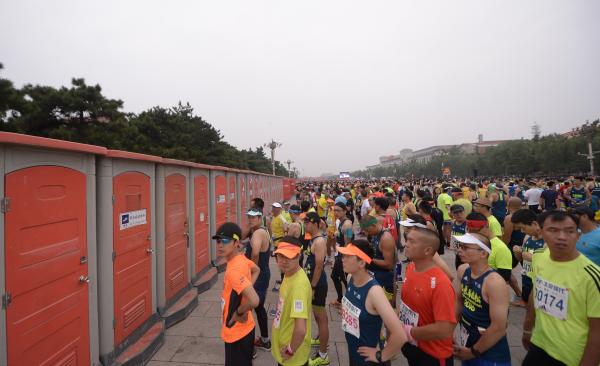 北马今年总算不缺水了，但起跑处明显的尿骚味谁能解释？