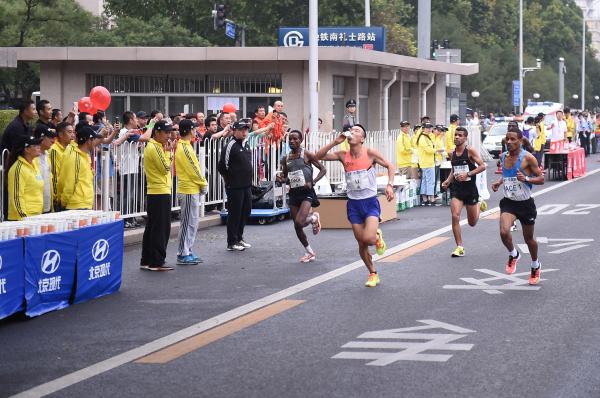 北马今年总算不缺水了，但起跑处明显的尿骚味谁能解释？