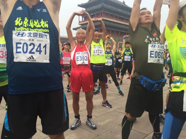 北马今年总算不缺水了，但起跑处明显的尿骚味谁能解释？