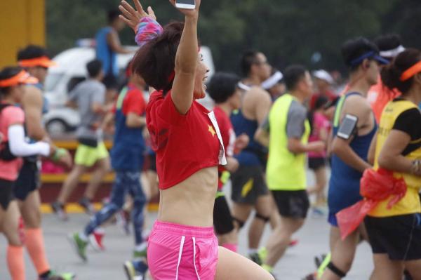 北马今年总算不缺水了，但起跑处明显的尿骚味谁能解释？