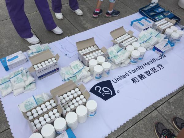 北马今年总算不缺水了，但起跑处明显的尿骚味谁能解释？