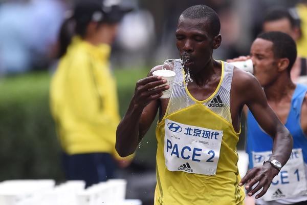 北马今年总算不缺水了，但起跑处明显的尿骚味谁能解释？