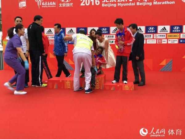 北马今年总算不缺水了，但起跑处明显的尿骚味谁能解释？