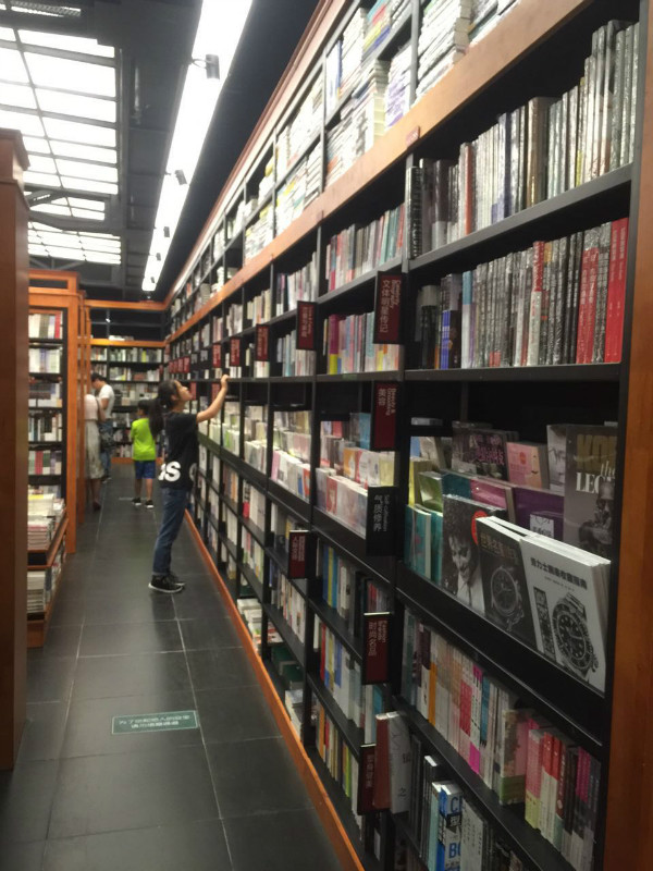 围观西西弗武汉新店：经典著作比例大减，大量时尚生活类图书