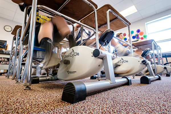 趣看｜歪果仁教师出奇招，学生踩着动感单车上数学