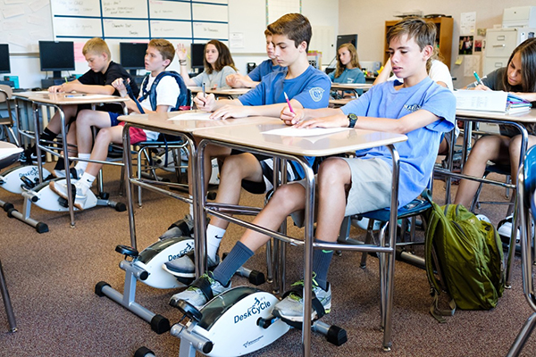 趣看｜歪果仁教师出奇招，学生踩着动感单车上数学