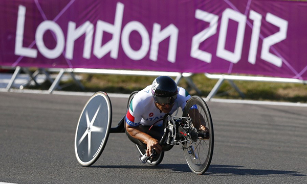 15年前赛道失去双腿，前F1车手用4枚残奥金牌“重生”