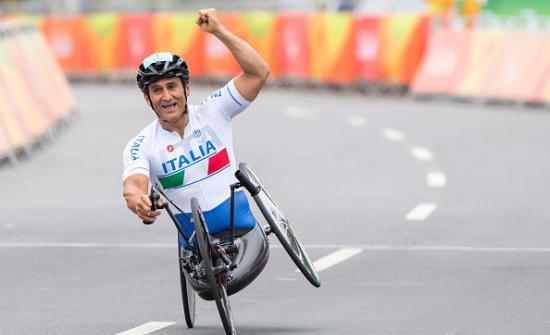 15年前赛道失去双腿，前F1车手用4枚残奥金牌“重生”