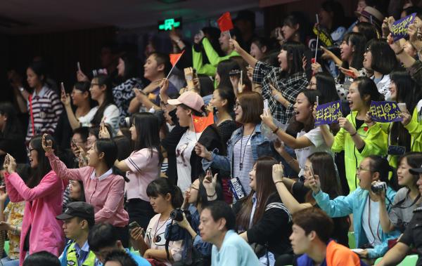 全场都是女粉撕心裂肺的加油声，国乒爆红也有幸福的烦恼