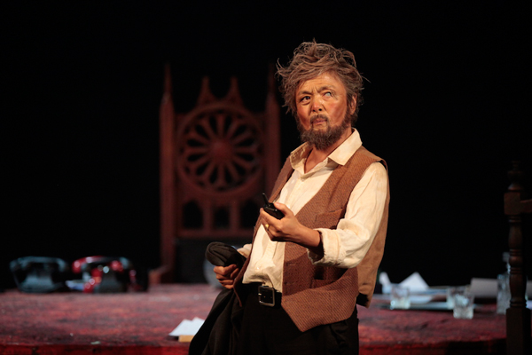 康洪雷监制、冯宪珍反串的《搁浅》是部什么戏？