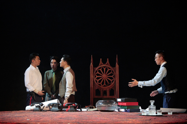 康洪雷监制、冯宪珍反串的《搁浅》是部什么戏？