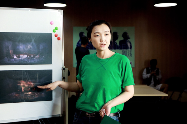 康洪雷监制、冯宪珍反串的《搁浅》是部什么戏？