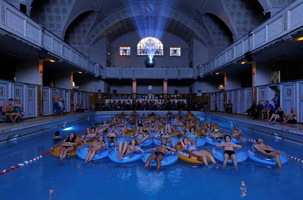 趣看｜电影节观影新方式，泳池瘫体验《大白鲨》