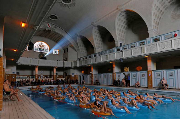 趣看｜电影节观影新方式，泳池瘫体验《大白鲨》