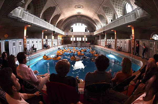 趣看｜电影节观影新方式，泳池瘫体验《大白鲨》