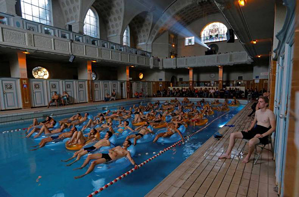 趣看｜电影节观影新方式，泳池瘫体验《大白鲨》