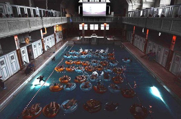 趣看｜电影节观影新方式，泳池瘫体验《大白鲨》