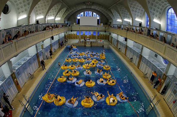 趣看｜电影节观影新方式，泳池瘫体验《大白鲨》