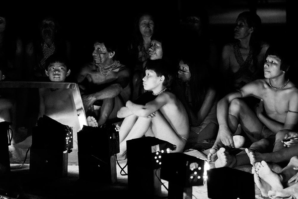 睡不着｜一则时间折叠的黑白寓言