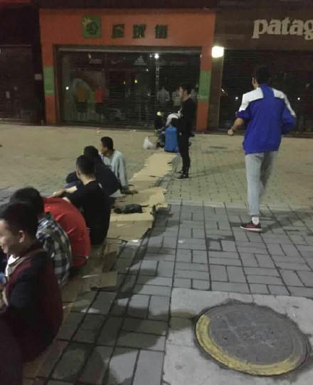 陕西球迷通宵排队抢购国足球票，心里嫌贵依旧得买