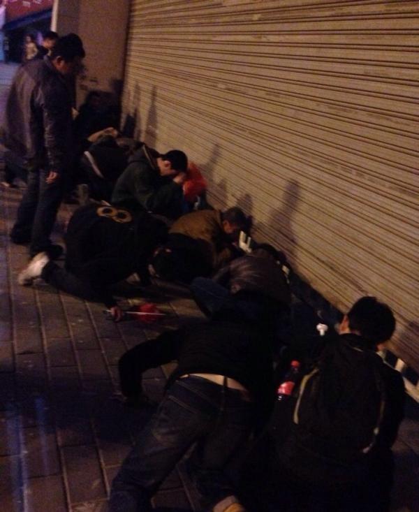 陕西球迷通宵排队抢购国足球票，心里嫌贵依旧得买