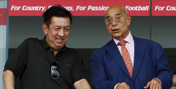 两年时间，这位华裔老板就这样摧毁了一支传统豪门