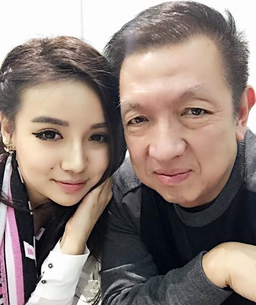 两年时间，这位华裔老板就这样摧毁了一支传统豪门