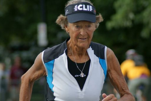 86岁修女完成铁人三项，尚无停赛打算