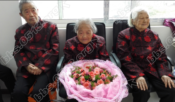拿花的百岁老人