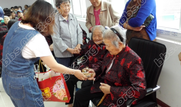 奶奶在拿重阳糕吃