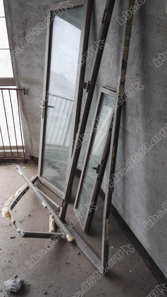 拆下来的窗户