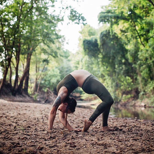 趣看｜扭成麻花也能喂奶？瑜伽哺乳涨姿势
