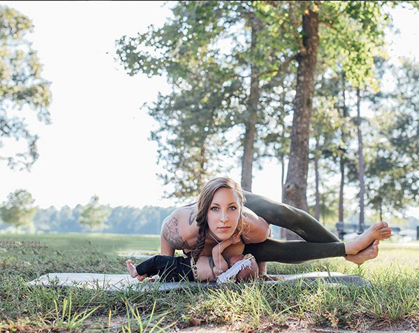 趣看｜扭成麻花也能喂奶？瑜伽哺乳涨姿势