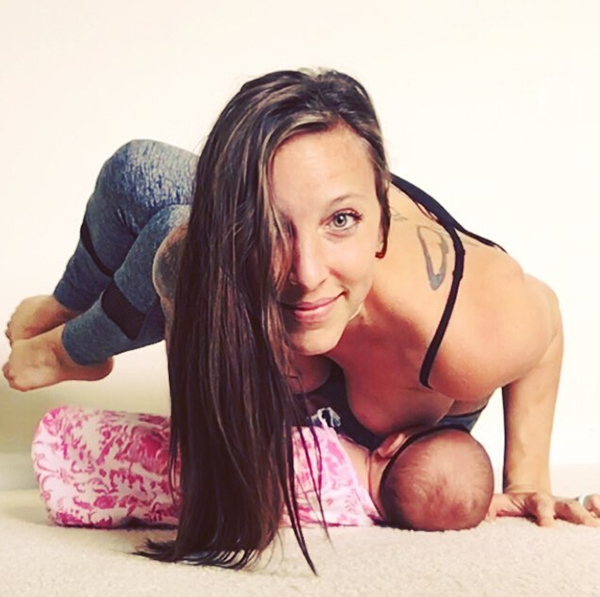 趣看｜扭成麻花也能喂奶？瑜伽哺乳涨姿势